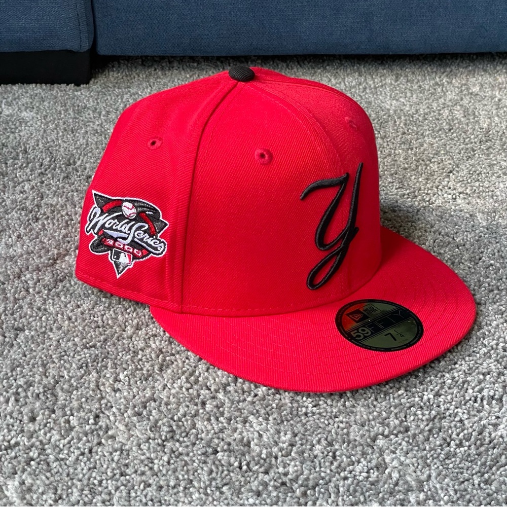 4ucaps New Era New York Yankees Fitted Hat 2000 World Series Red Size 7 1/4 NWT